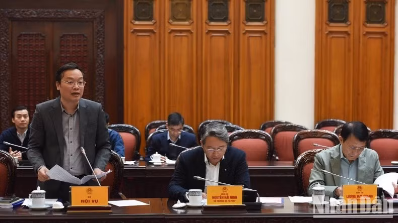 Lãnh đạo Bộ Nội vụ báo cáo Thủ tướng Chính phủ tại Phiên họp. (Ảnh: TRẦN HẢI)