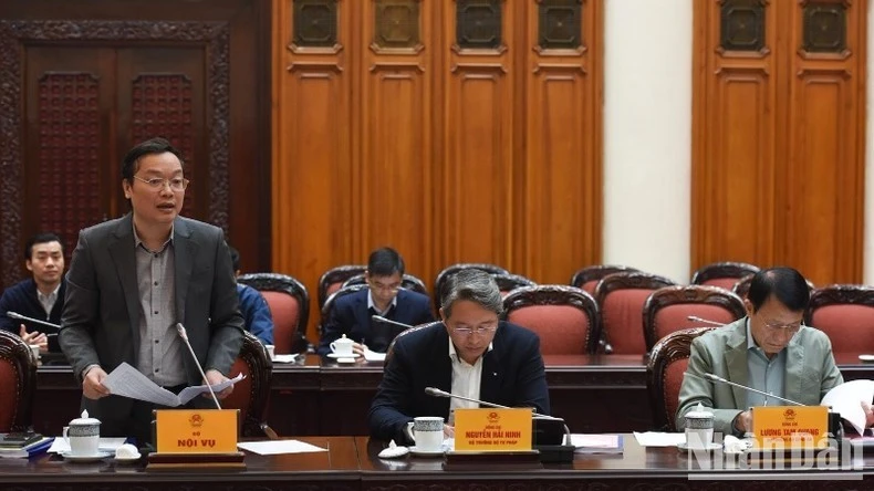 Lãnh đạo Bộ Nội vụ báo cáo Thủ tướng Chính phủ tại Phiên họp. (Ảnh: TRẦN HẢI)