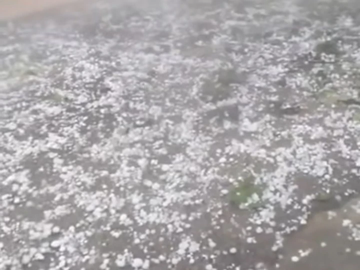 Mưa đá phủ trắng đường đi. (Ảnh: Đ.X.)