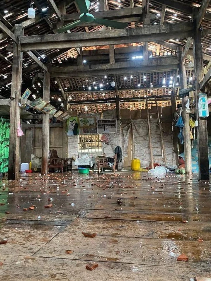 Mưa đá làm thủng mái ngói nhà dân ở huyện Mèo Vạc, Hà Giang.