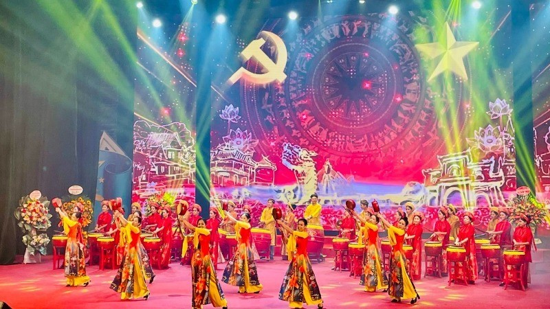 Tiết mục nghệ thuật biểu diễn chào mừng tại Lễ kỷ niệm. 1731727088112-199.jpg