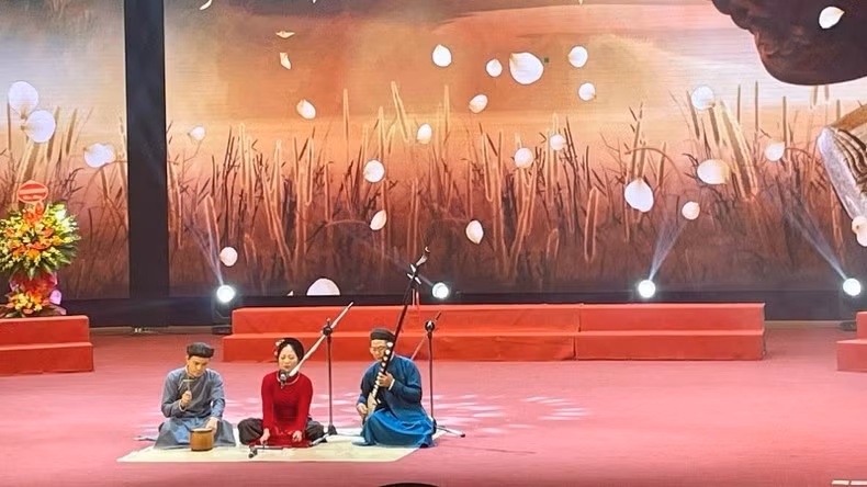 Biểu diễn tiết mục ca trù tại lễ kỷ niệm.