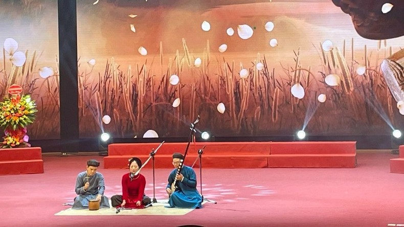 Biểu diễn tiết mục ca trù tại lễ kỷ niệm. Biểu diễn tiết mục ca trù tại lễ kỷ niệm.