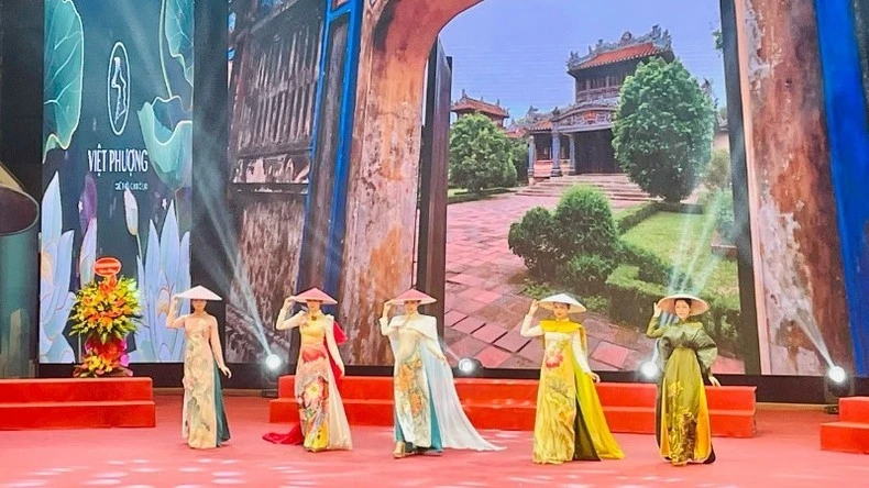 Trình diễn áo dài "Sắc màu di sản".