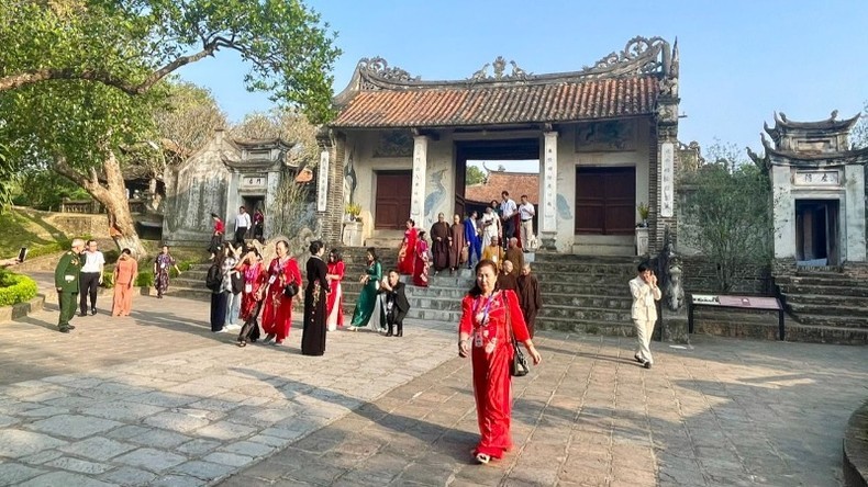 Các đại biểu tham quan Khu Di tích quốc gia đặc biệt Cổ Loa. Các đại biểu tham quan Khu Di tích quốc gia đặc biệt Cổ Loa.