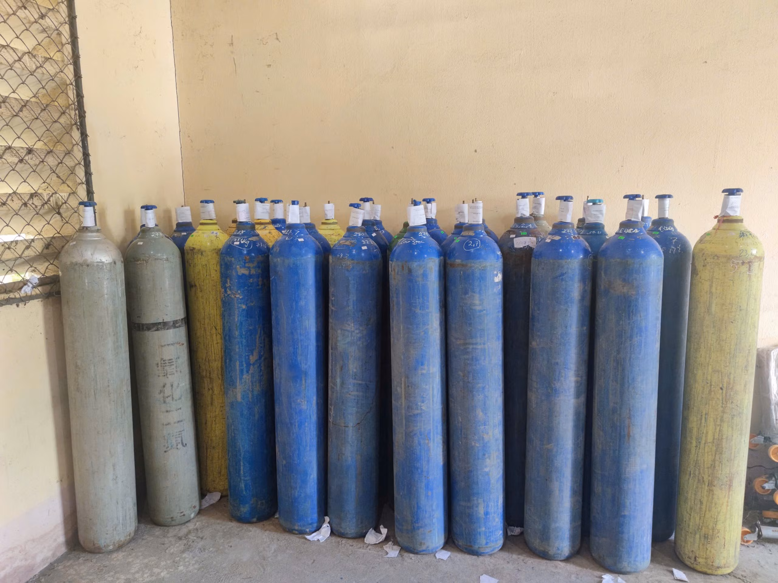 Ảnh 1. Lô khí cười bị lực lượng chức năng kiểm tra thu giữ (1).jpg