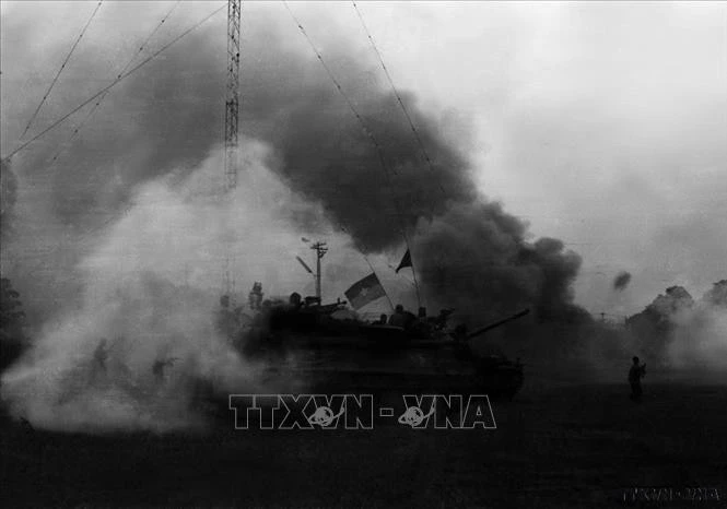 Các đơn vị bộ binh và xe tăng tiến vào Sài Gòn trên xa lộ Biên Hòa. Ảnh: Hứa Kiểm/TTXVN