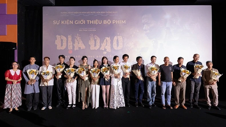 Đoàn làm phim tại buổi ra mắt phim.