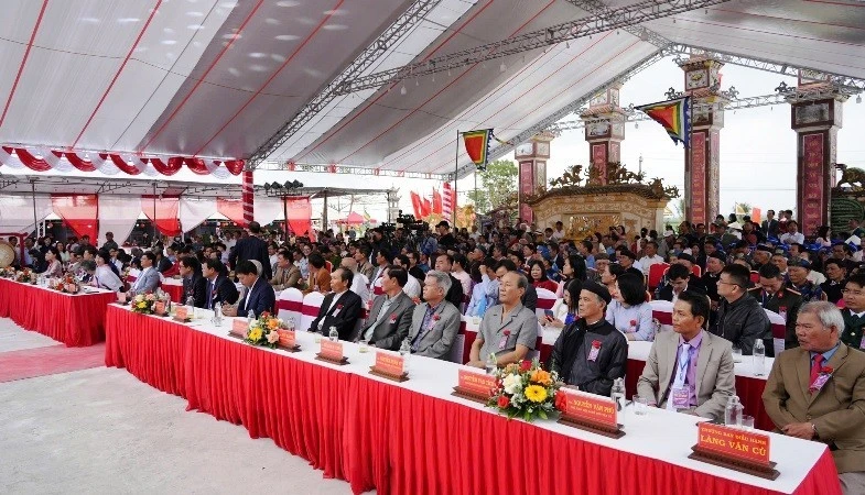 Các đại biểu lãnh đạo thành phố, các sở, ban, ngành tham dự tại buổi lễ.