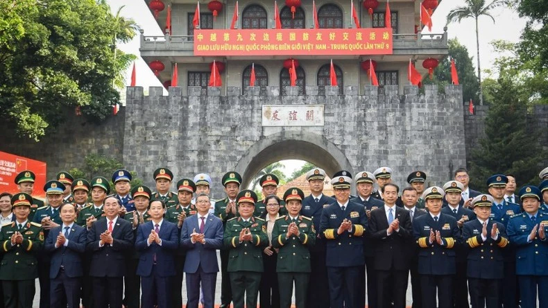 Đại tướng Phan Văn Giang, Uỷ viên Bộ Chính trị, Phó Bí thư Quân ủy Trung ương, Bộ trưởng Quốc phòng và Thượng tướng Đổng Quân, Ủy viên Trung ương Đảng Cộng sản Trung Quốc, Bộ trưởng Quốc phòng Trung Quốc cùng đoàn đại biểu Bộ Quốc phòng hai nước.