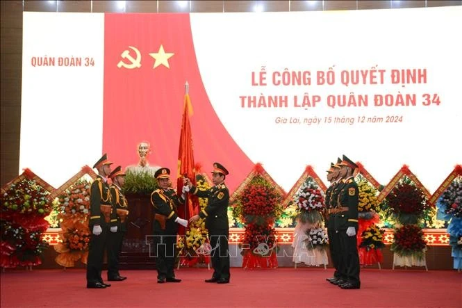 Đại tướng Phan Văn Giang, Ủy viên Bộ Chính trị, Phó Bí thư Quân ủy Trung ương, Bộ trưởng Bộ Quốc phòng trao Quân kỳ Quyết thắng cho Quân đoàn 34. Ảnh: TTXVN phát