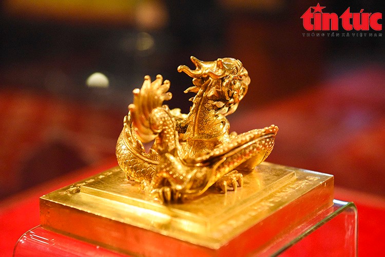 Ấn vàng "Hoàng đế chi bảo" được lưu giữ tại Bảo tàng Hoàng gia Nam Hồng (Bắc Ninh). Ảnh: Lê Phú/Báo Tin tức Ấn vàng "Hoàng đế chi bảo" được lưu giữ tại Bảo tàng Hoàng gia Nam Hồng (Bắc Ninh). Ảnh: Lê Phú/Báo Tin tức