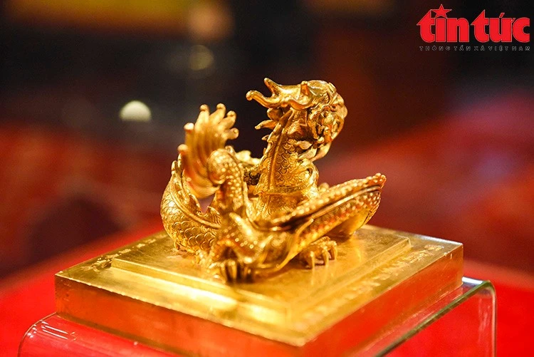 Ấn vàng "Hoàng đế chi bảo" được lưu giữ tại Bảo tàng Hoàng gia Nam Hồng (Bắc Ninh). Ảnh: Lê Phú/Báo Tin tức