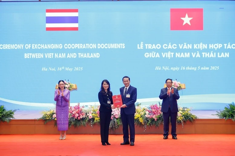 Thủ tướng Phạm Minh Chính và Thủ tướng Thái Lan Paetongtarn Shinawatra chứng kiến trao Quyết định chấp thuận chủ trương đầu tư dự án, kết cấu hạ tầng Khu Công nghiệp Giang Quang Thịnh, tỉnh Thanh Hoá - Ảnh: VGP/Nhật Bắc