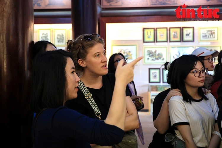 Du khách nước ngoài tìm hiểu tại bảo tàng tranh Đông Hồ.
