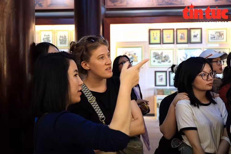 Du khách nước ngoài tìm hiểu tại bảo tàng tranh Đông Hồ.