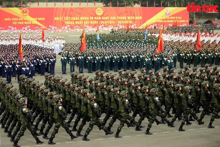 Những bước chân mạnh mẽ, tiếng hô dõng dạc của các khối diễu binh, diễu hành trong buổi tổng hợp luyện sáng 16/4. Những bước chân mạnh mẽ, tiếng hô dõng dạc của các khối diễu binh, diễu hành trong buổi tổng hợp luyện sáng 16/4.