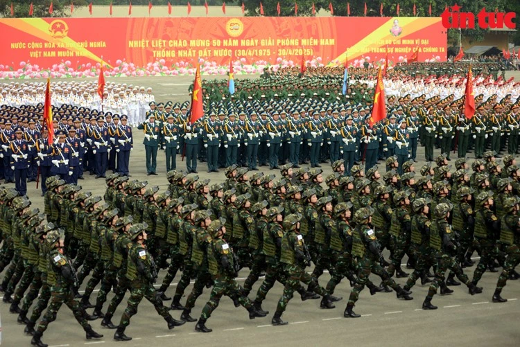 Những bước chân mạnh mẽ, tiếng hô dõng dạc của các khối diễu binh, diễu hành trong buổi tổng hợp luyện sáng 16/4.