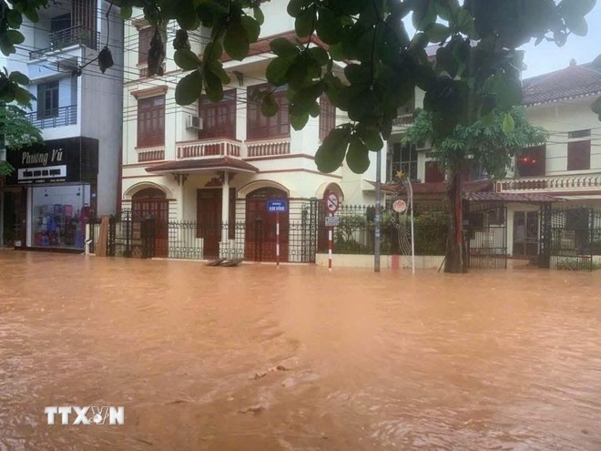 Many roads in Yen Bai city were deeply flooded on June 25. Nhiều tuyến đường ở thành phố Yên Bái bị ngập sâu ngày 25/6.