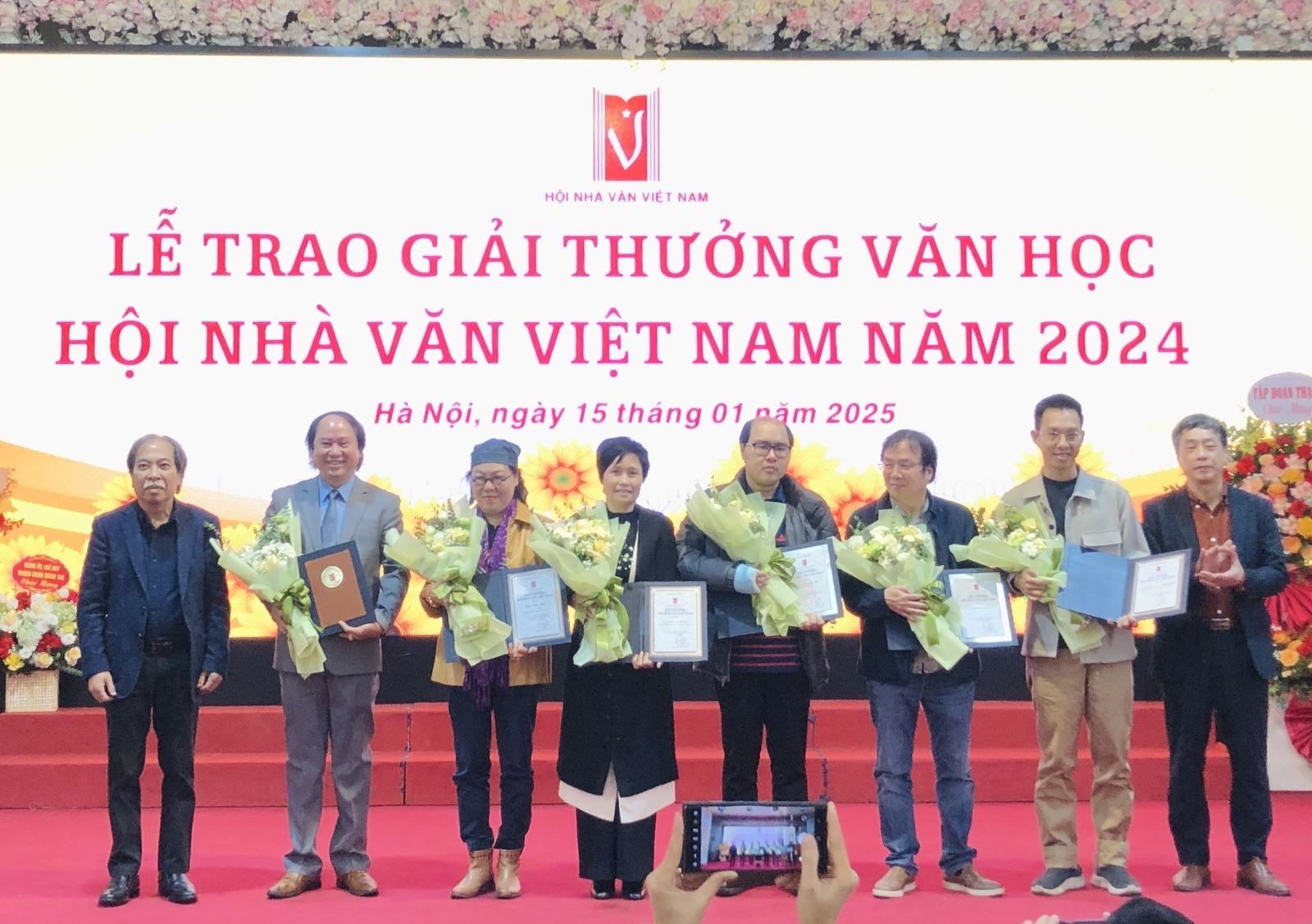 Ban tổ chức trao Giải thưởng Văn học Hội Nhà văn Việt Nam năm 2024 cho các tác giả đạt giải. Ban tổ chức trao Giải thưởng Văn học Hội Nhà văn Việt Nam năm 2024 cho các tác giả đạt giải.