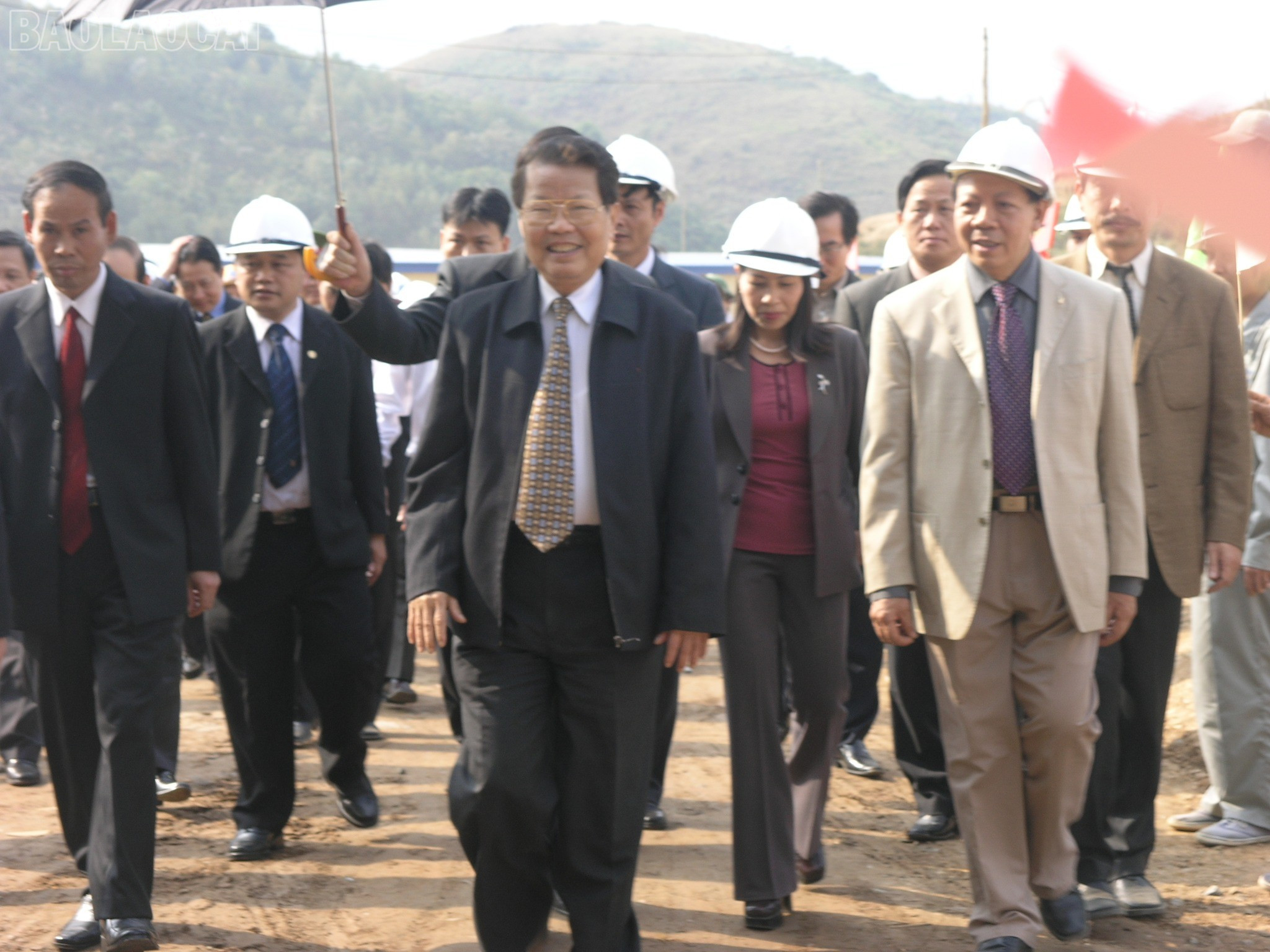 Chủ tịch nước Trần Đức Lương thăm Nhà máy Tuyển quặng đồng Sin Quyền - Bát Xát, nơi đồng chí và các đồng nghiệp là kỹ sư địa chất đã có công tìm kiếm, phát hiện. baolaocai-tl_anh-chu-tich-nuoc-tham-nha-may-tuyen-dong-sin-quyen.jpg