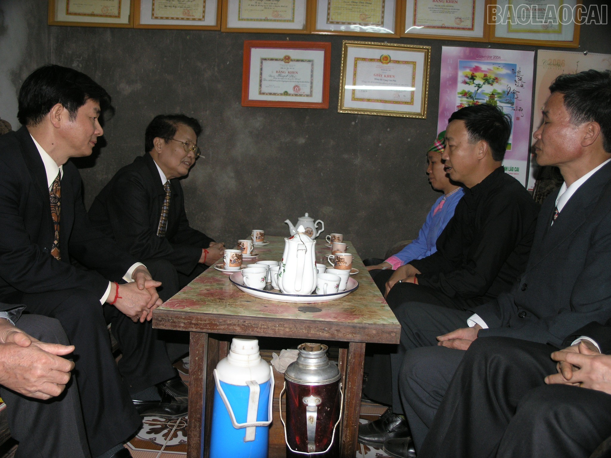 Chủ tịch nước Trần Đức Lương thăm một gia đình dân tộc Giáy - điển hình nông dân sản xuất giỏi của xã Quang Kim, huyện Bát Xát. baolaocai-tr_anh-chu-tich-tham-gia-dinh-san-xuat-gioi.jpg