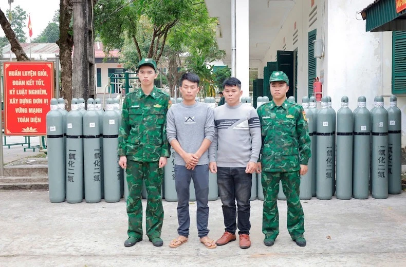 Các đối tượng H và T cùng tang vật bị Đồn Biên phòng Trà Cổ bắt giữ.