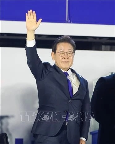 Ông Lee Jae-myung mừng chiến thắng sau khi đắc cử Tổng thống Hàn Quốc, tại Seoul, ngày 4/6/2025. Ảnh: YONHAP/TTXVN