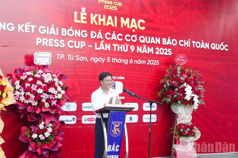Nhà báo Hồ Minh Chiến - Tổng Biên tập Tạp chí Gia đình Việt Nam, Trưởng Ban Tổ chức Press Cup 2025 phát biểu khai mạc giải đấu. Nhà báo Hồ Minh Chiến - Tổng Biên tập Tạp chí Gia đình Việt Nam, Trưởng Ban Tổ chức Press Cup 2025 phát biểu khai mạc giải đấu.