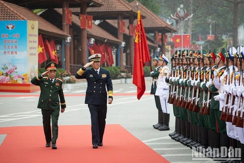 Hai Bộ trưởng duyệt Đội danh dự Quân đội nhân dân Việt Nam.