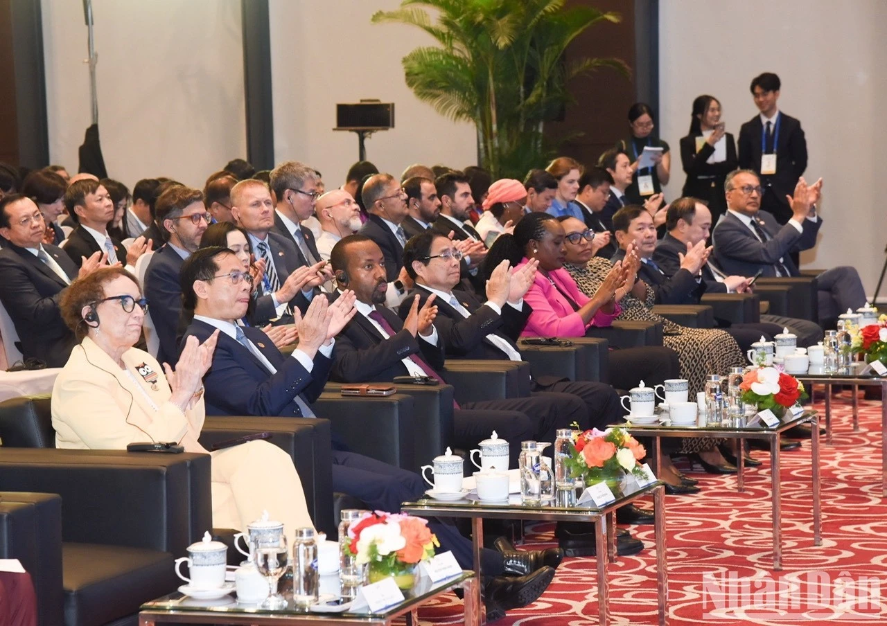 Thủ tướng Phạm Minh Chính và các đại biểu tham dự lễ bế mạc. (Ảnh: TRẦN HẢI)