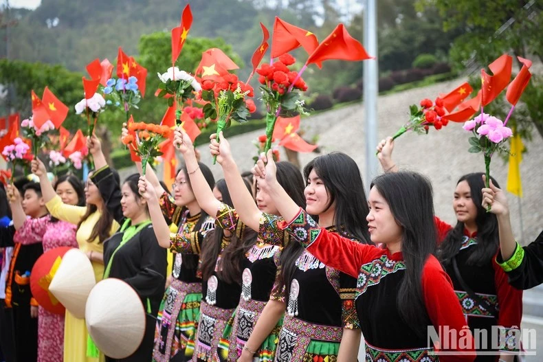 Lễ đón diễn ra trong không khí thắm tình hữu nghị với đông đảo người dân, học sinh Việt Nam cầm cờ, hoa vẫy chào.