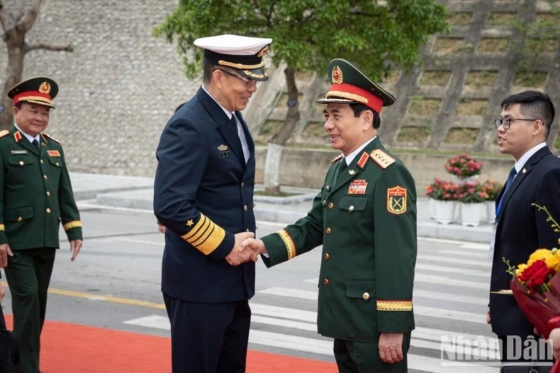 Đại tướng, Bộ trưởng Quốc phòng Phan Văn Giang chào đón Thượng tướng, Bộ trưởng Quốc phòng Trung Quốc Đổng Quân ngay tại đường phân định ranh giới hai nước.