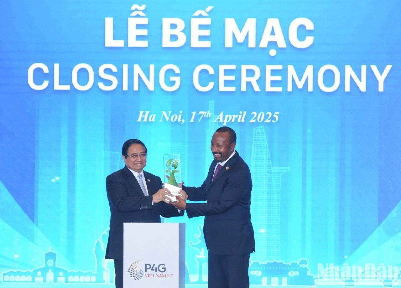 Thủ tướng Phạm Minh Chính trao biểu trưng đăng cai tổ chức Hội nghị Thượng đỉnh P4G lần thứ 5 cho Thủ tướng Ethiopia Abiy Ahmed Ali. (Ảnh: TRẦN HẢI)