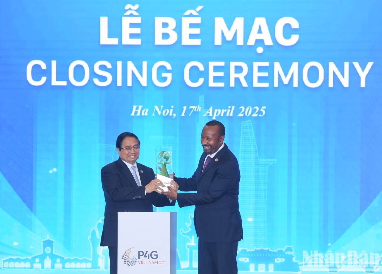 Thủ tướng Phạm Minh Chính trao biểu trưng đăng cai tổ chức Hội nghị Thượng đỉnh P4G lần thứ 5 cho Thủ tướng Ethiopia Abiy Ahmed Ali. (Ảnh: TRẦN HẢI)