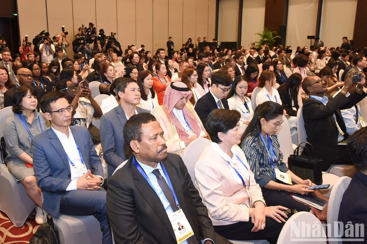 Các đại biểu tham dự lễ bế mạc. (Ảnh: TRẦN HẢI)