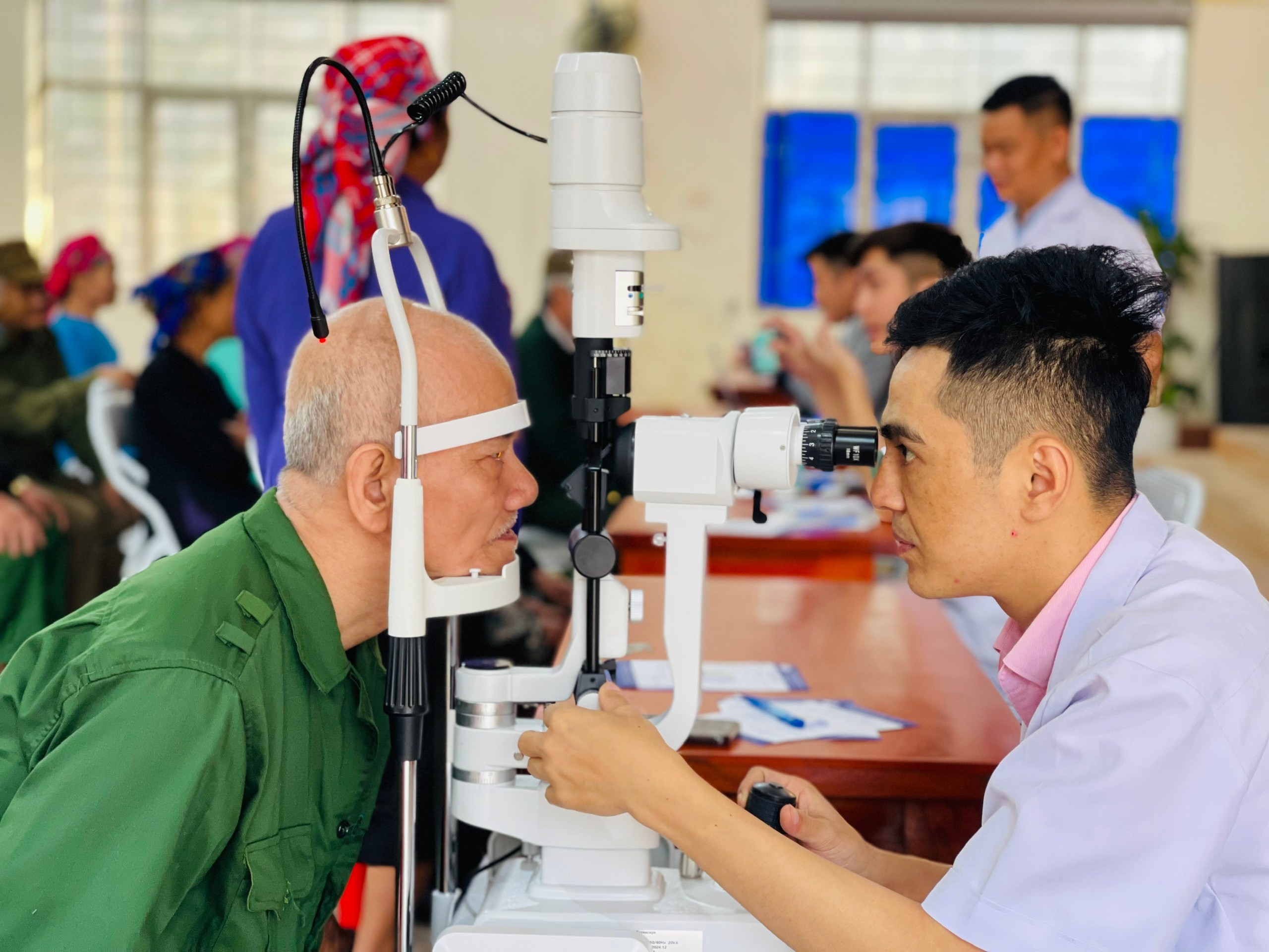 Người dân được kiểm tra chức năng mắt. kiem-tra-mat-2.jpg