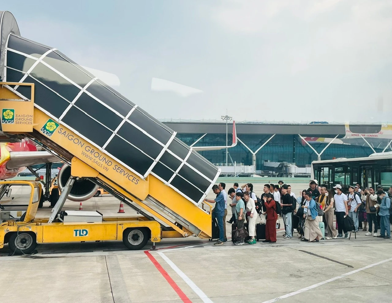 Giá vé máy bay dịp lễ 30/4 và 1/5 tăng cao trung bình từ 500.000 - 1.000.000 đồng/vé.