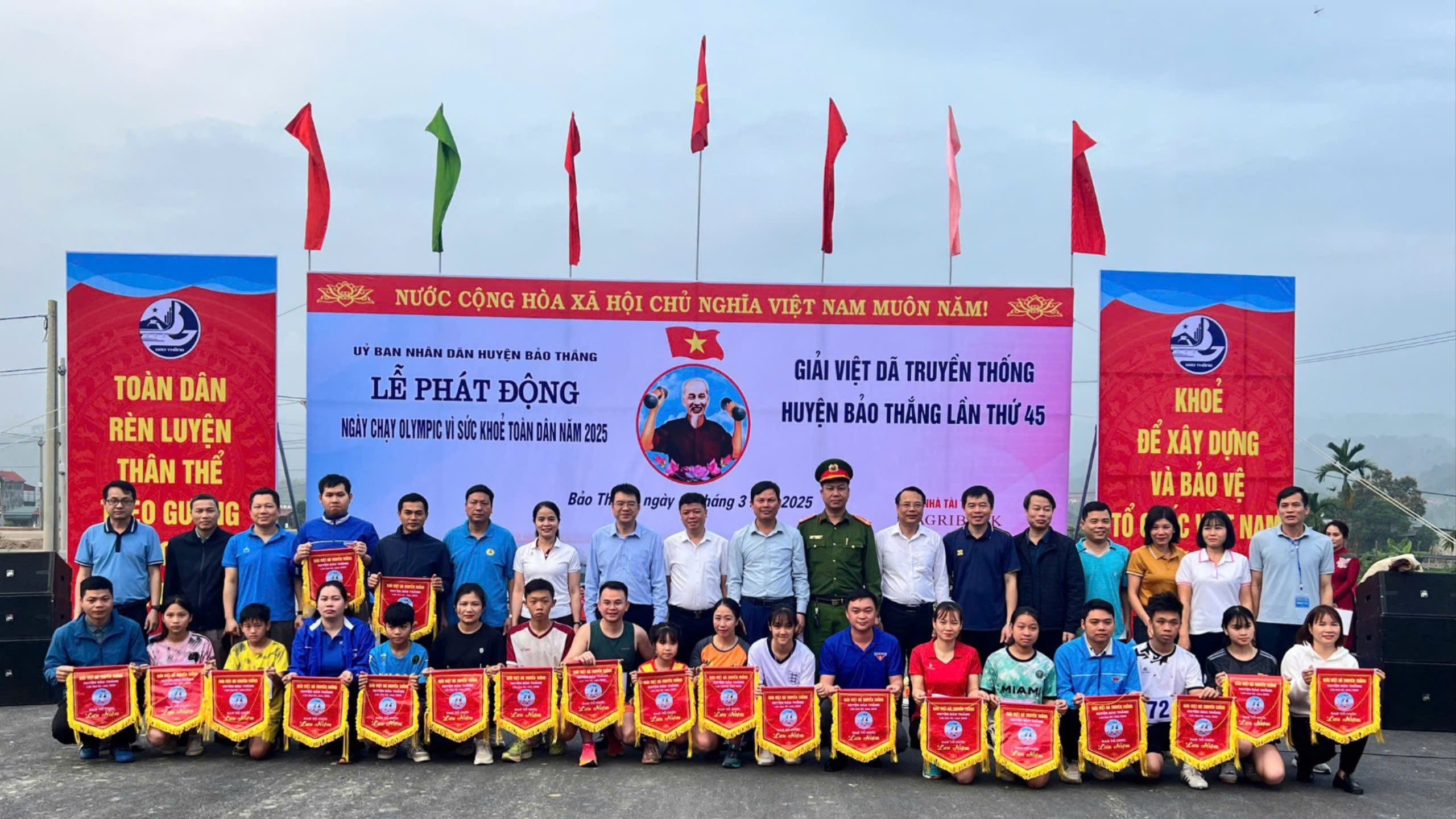 Trao Cờ lưu niệm cho các đoàn vận động viên. trao-co-luu-niem-3485.jpg