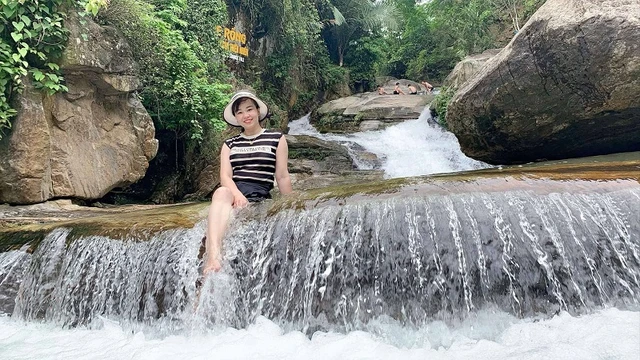 Du khách trải nghiệm tại Thác Khe Rồng (An Bình, Văn Yên, Yên Bái). Ảnh: Hoàng Vân.