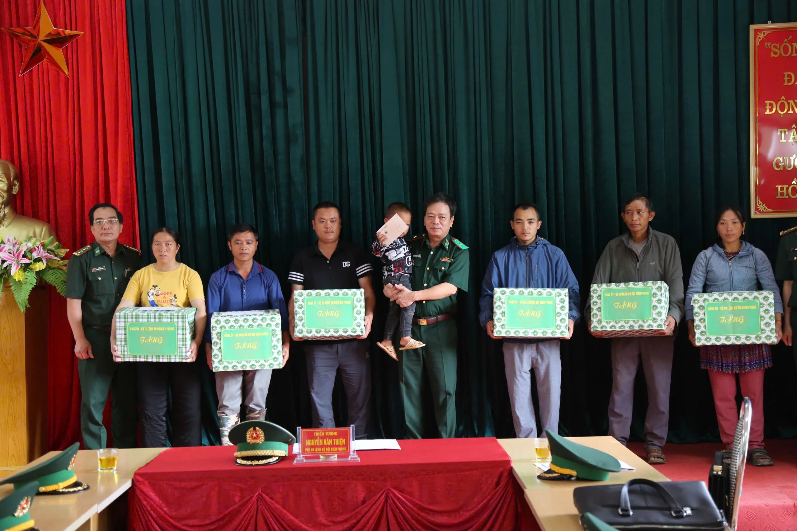 Thiếu tướng Nguyễn Văn Thiện tặng quà 7 hộ dân bị thiệt hại tại địa bàn Đồn Biên phòng Si Ma Cai.