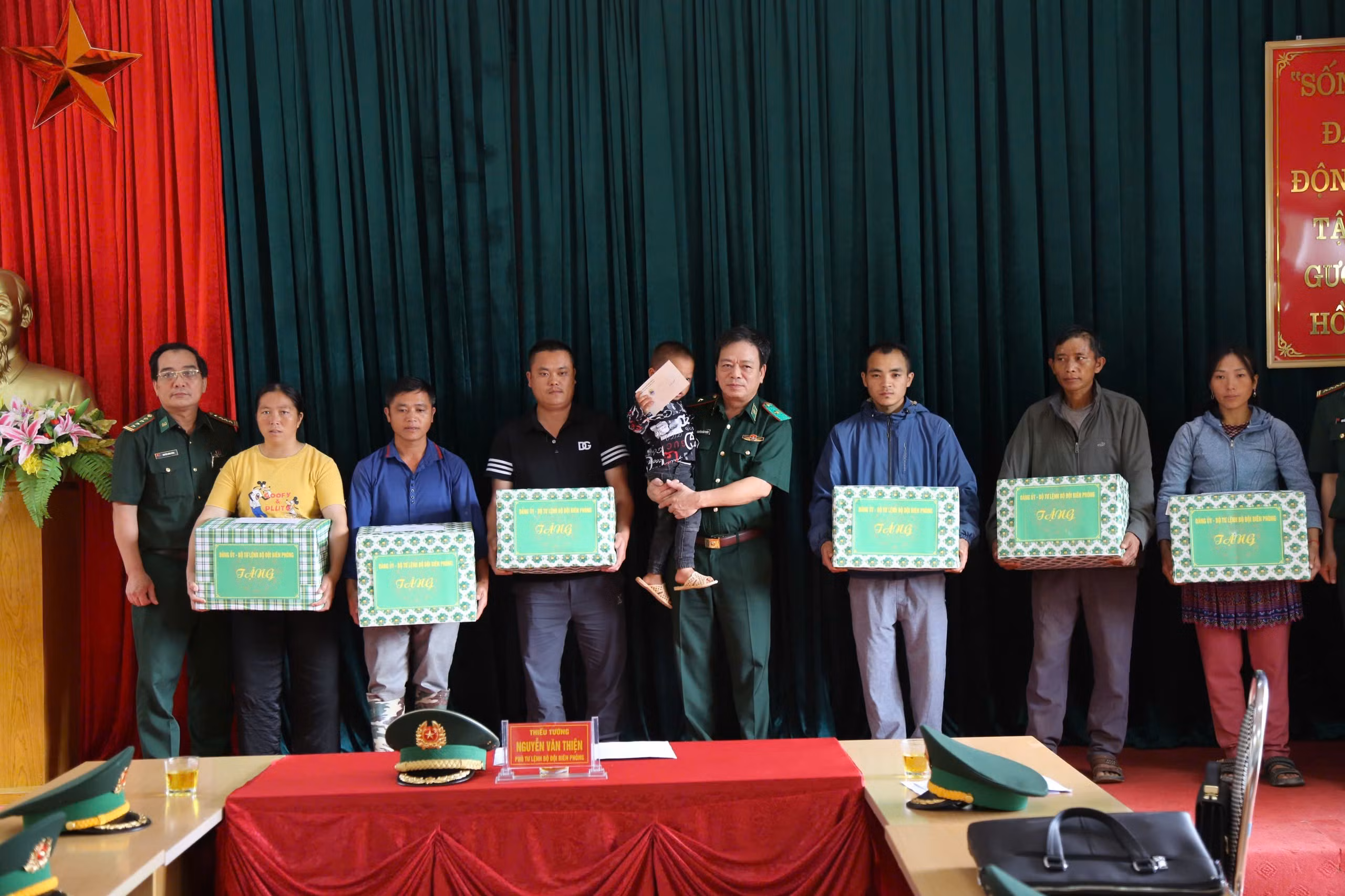 Thiếu tướng Nguyễn Văn Thiện tặng quà 7 hộ dân bị thiệt hại tại địa bàn Đồn Biên phòng Si Ma Cai.