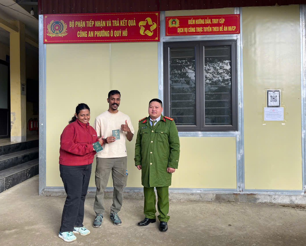 Công an phường Ô Quý Hồ trả lại hộ chiếu bị mất cho 2 du khách nước ngoài. cong-an-phu-ng-o-quy-h-tr.jpg