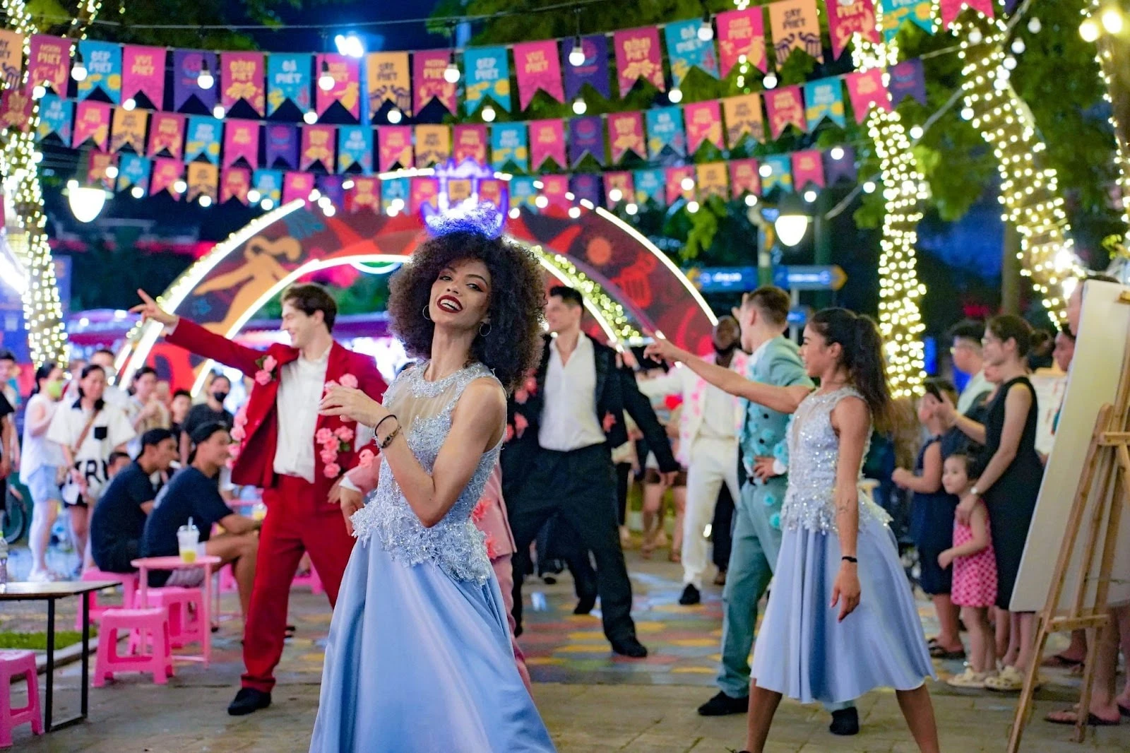 Chợ đêm VUI-Fest là không gian giải trí sôi động và ẩm thực về đêm mới tại Cát Bà. Ảnh: H.H