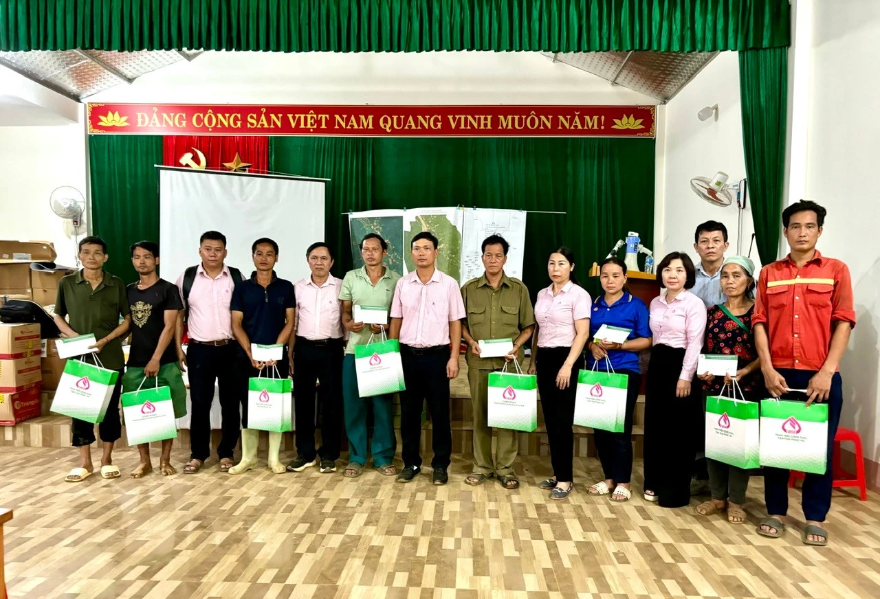 Trao quà động viên các hộ dân có người bị thiệt mạng do cơn bão số 3 gây ra.jpg