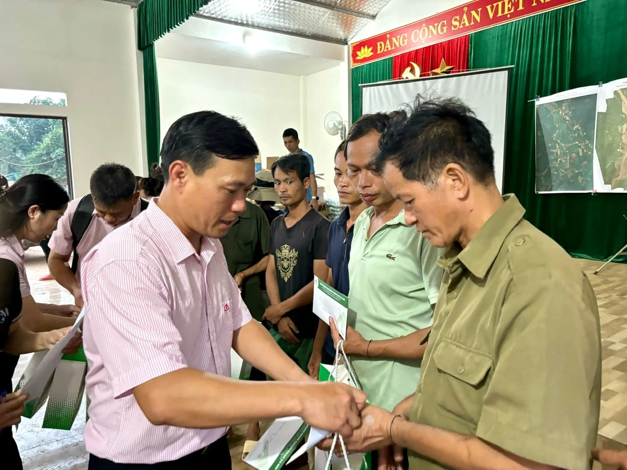 Trao quà hỗ trợ người dân.jpg