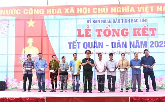 Đại tá Lê Hoàng Giữ, Phó Chủ nhiệm Chính trị Quân khu 9 tặng quà cho các gia đình có hoàn cảnh khó khăn tại buổi lễ Tết Quân - Dân. Ảnh: Chanh Đa/TTXVN Đại tá Lê Hoàng Giữ, Phó Chủ nhiệm Chính trị Quân khu 9 tặng quà cho các gia đình có hoàn cảnh khó khăn tại buổi lễ Tết Quân - Dân. Ảnh: Chanh Đa/TTXVN