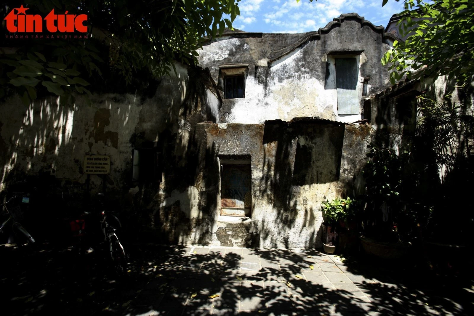 Bức tường hoài cổ như một bức họa trên đường Hoàng Văn Thụ đã trở thành điểm nhấn của phố cổ Hội An, thu hút giới nhiếp ảnh và khách du lịch đến check in.