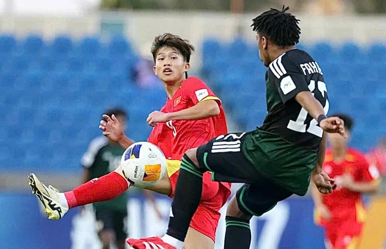 U17 Việt Nam thi đấu kiên cường trước sức ép từ đối thủ. Ảnh: VFF.