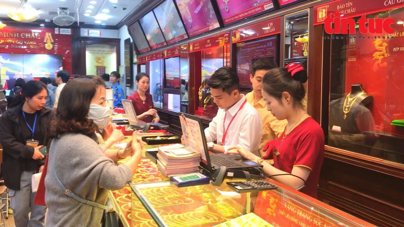 Giá vàng hôm nay 3/4 đồng loạt tăng mạnh.